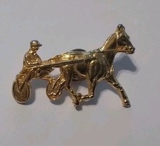 Pin’s Hippique  Sulky Couleur Doré
