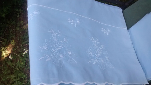 Joli drap plat - brodé, en