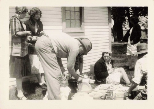 Vtg photo women men yard - photo,