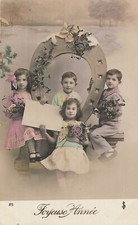 CP JOYEUSE ANNEE ENFANTS ELEGANTS AVEC FLEURS LETTRE GRAND FER A CHEVAL