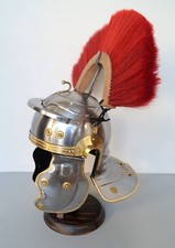 Casque portable militaire médiéval légionnaire romain soldat gaulois avec plu...