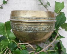 CACHE POT EN LAITON EMBOUTI - H : 11 cm -  DIAM : 15 cm