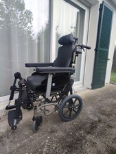 fauteuil roulant manuel adulte , bon état . Avec 2 grandes roues adaptables