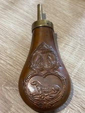 Ancienne poire à poudre en cuivre repoussé et laiton