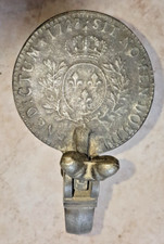 Pichet en étain avec écusson