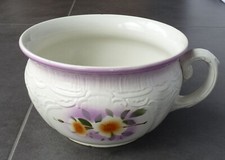 Pot de chambre en faïence de Niderviller, décor fleurs polychrome