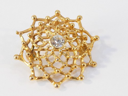 Broche métal doré yves - en,