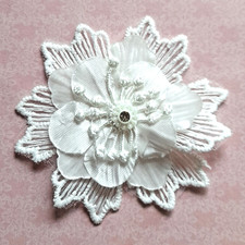 Applique fleur blanche avec