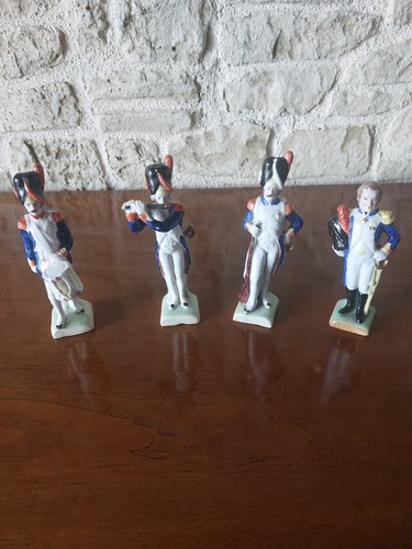 Groupe quatre figurines - de,