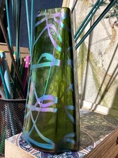 Superbe vase Loetz en verre souflé a decor irisé maillé de filets violets