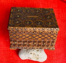 Tirelire en bois sculpté -