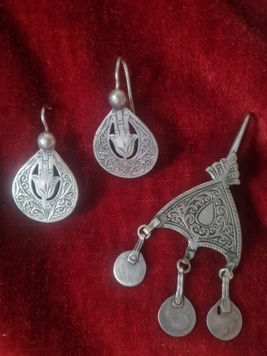 Trois bijoux anciens - ., argent