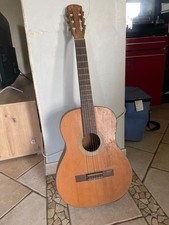 guitare ancienne , signer « À DI MAURO » de couleur marron.