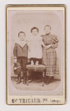 Photo ancienne ?️ trois enfants posant studio bourgeois vers 1895 debout assis