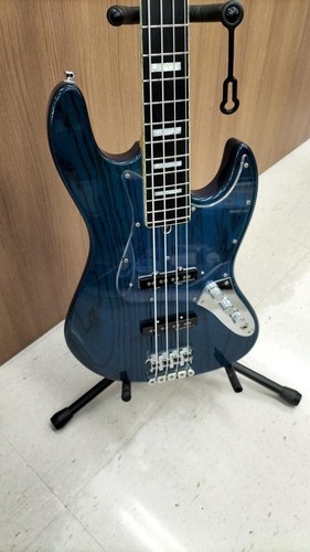 Guitare basse électrique