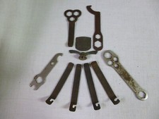 Lot d'ancienne  pièces détachées pour vélo  clé, démonte pneu, papillon