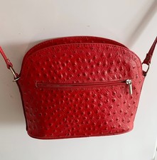Sac à main en cuir rouge façon autruche