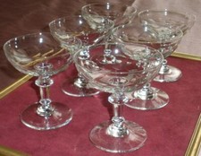 6 coupes à champagne en verre soufflé et taillé à facettes, jambe à 2 boutons