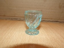 petit verre en verre coloré