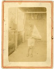 PHOTO snapshot vers 1900,un garçon pose avec un jouet voilier bateau TOY