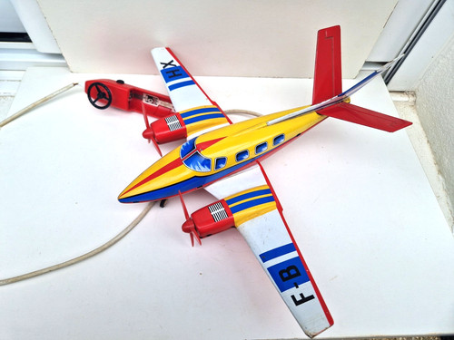 Avion moteur filoguidé - avion, bi-moteur