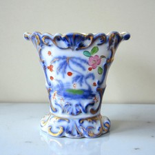 Bayeux ou Paris. Vase cornet en porcelaine décor de paysages et fleurs, XIXe