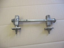 Axe de roue arrière pour