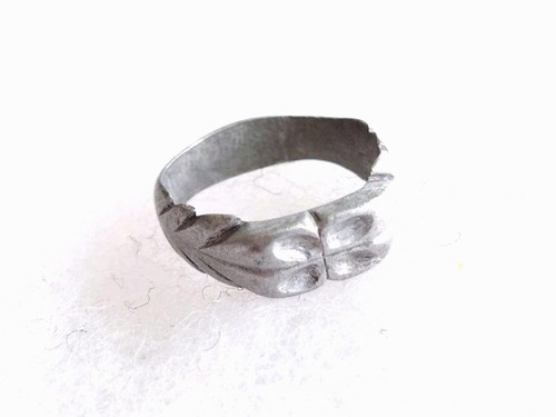 Une bague poilu - une, artisanat