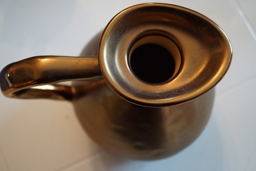 Une carafe décorative en - ,