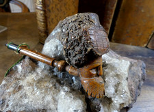 étrange pipe en bois sculpté