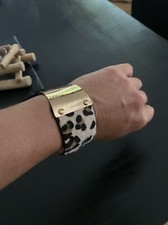 Bracelet manchette doré poils léopard 