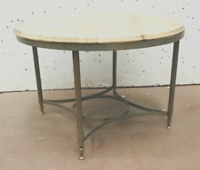 Table basse ronde de style Louis XVI en laiton dessus marbre . XX siècle .