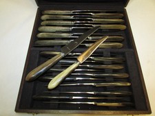 MENAGERE DE 12 + 12 COUTEAUX