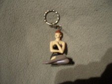 BERTHET / YANN . FIGURINE PLASTIQUE PIN-UP PORTE CLE . 2005 . ( 3 )