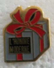 PIN'S PINS BADGE L'HOMME MODERNE MAGAZINE MEDIA CADEAU EMAIL PORT A PRIX COUTANT