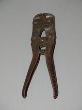 -PETITE PINCE COUPE BARBELES POILUS WW1? BOST FRERES COLLECTION OUTIL ANCIEN  D