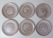 6 assiettes plates en grès signé