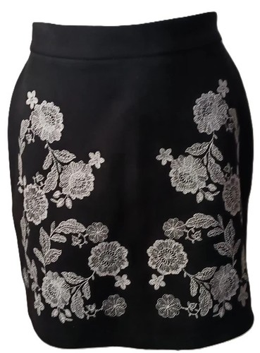 Jupe courte noire broderie