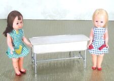 Deux poupées écolières avec leur bureau. Années 1950