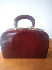 Sac à main en cuir verni bordeaux vintage Pierre Dalbe