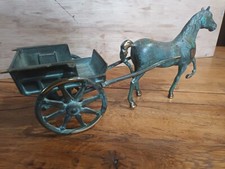 Cheval attelé à sa