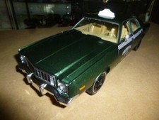 PLYMOUTH FURY TAXI 1976 GREENLIGHT 1/18