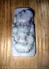 Jade pendentif sculpté a la main D un Dragon couleur vert mauve Blanc Rare