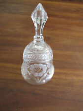 cloche de table  en cristal moulé et dépoli manque le battant 14 cm