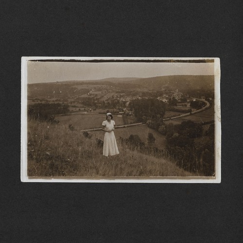 Jolie jeune femme - robe, pois