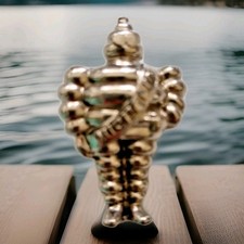 Superbe mini bonhomme Michelin en métal argenté