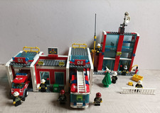 LEGO lot pompier : Caserne 7208 avec 2 camion ( 1 grande echelle ) + 8 figurines