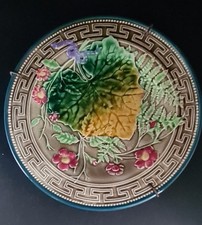 Assiette ancienne en barbotine