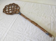 Ancien Battoir, Tapette à tapis en osier tressé  22 x 23 cm par 66 cm de long
