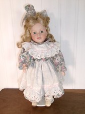 Poupée de collection en porcelaine fille blonde cheveux longs et son support